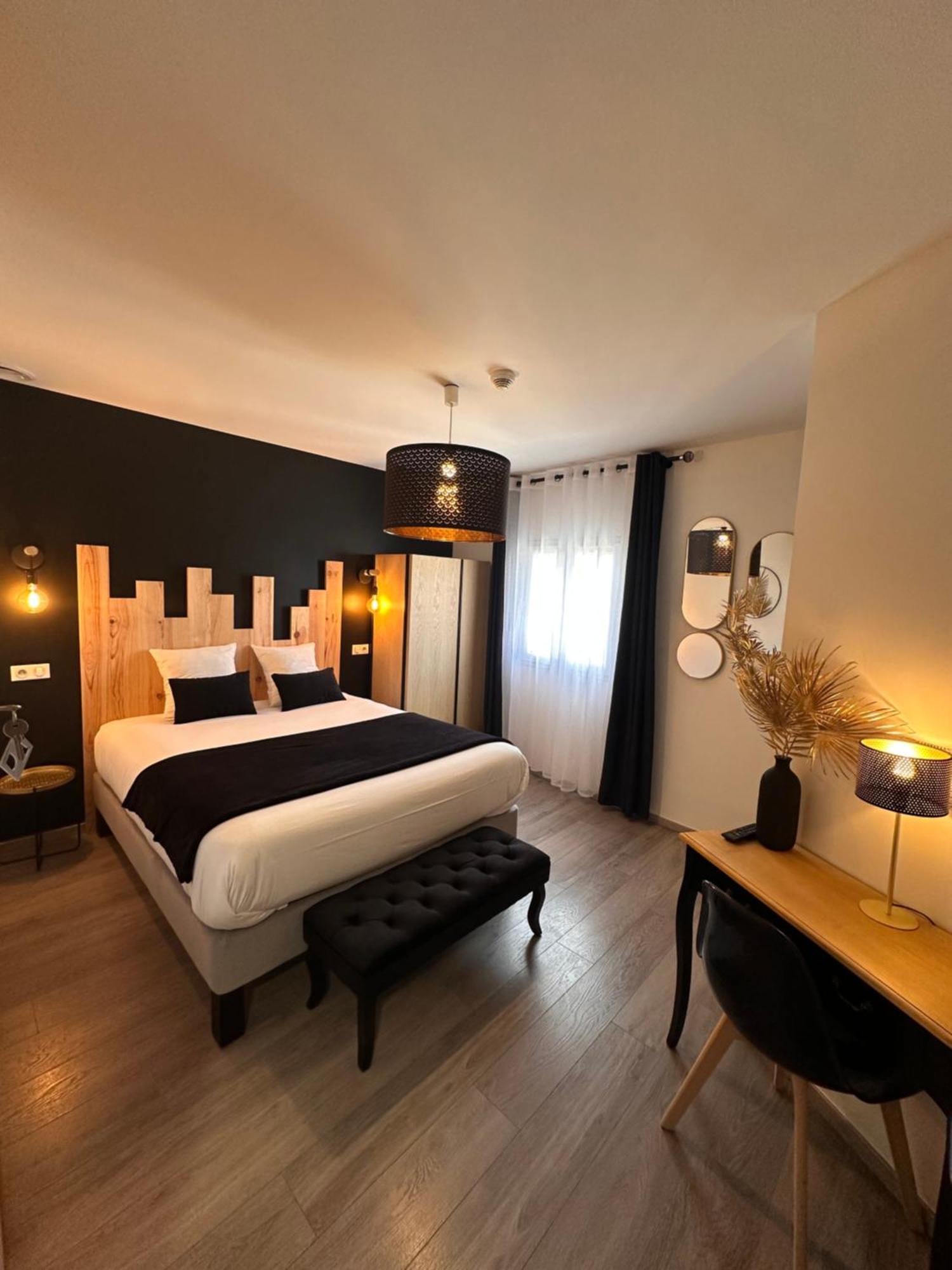 Auberge Du Vieux Lanas Logis Hotel Restaurant Esterno foto