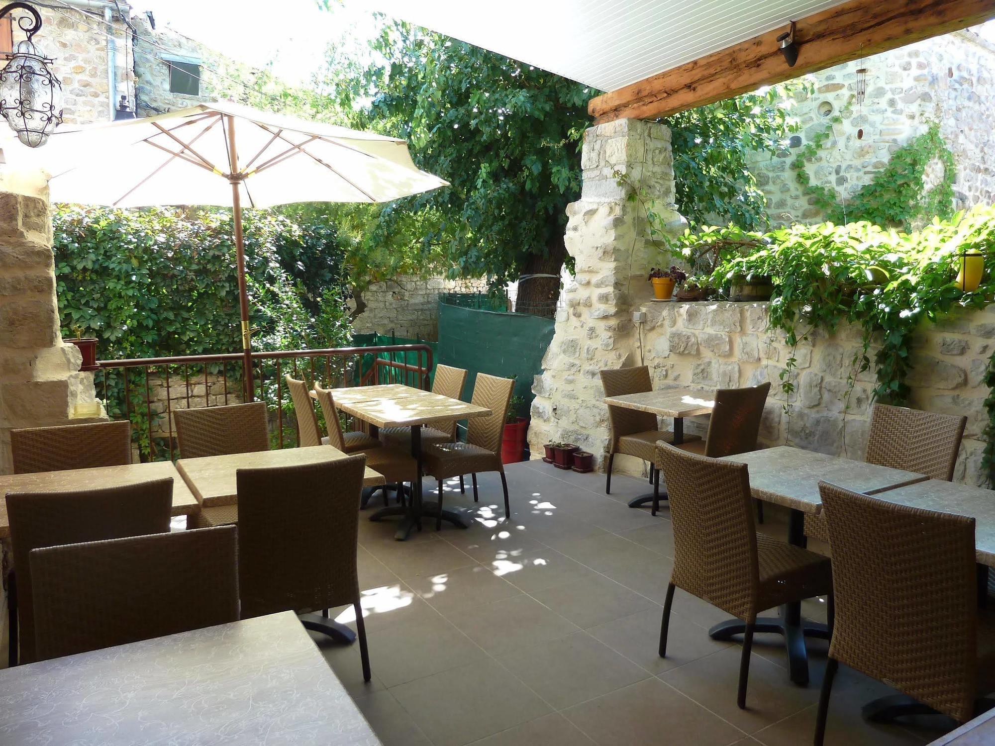 Auberge Du Vieux Lanas Logis Hotel Restaurant Esterno foto