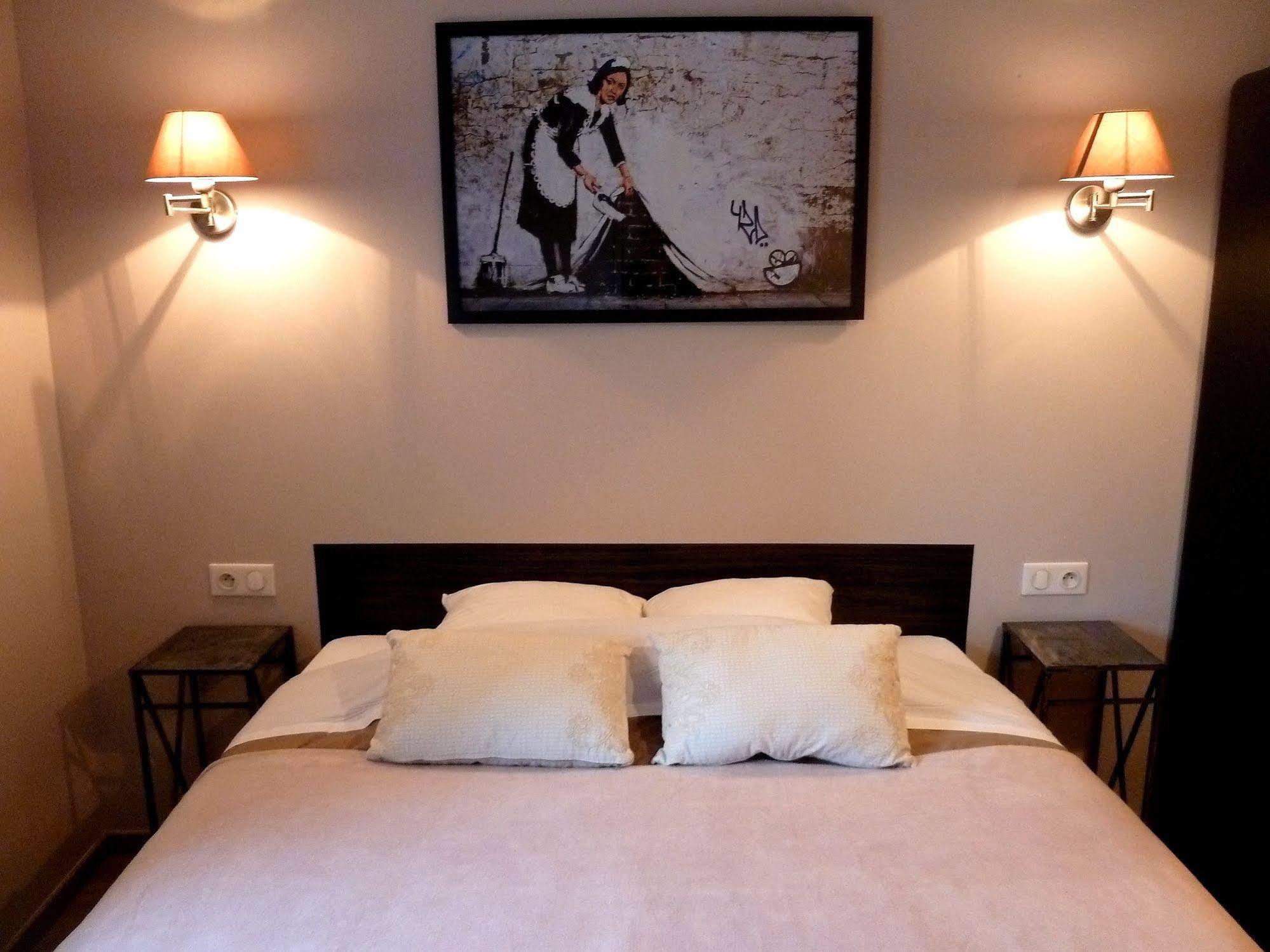 Auberge Du Vieux Lanas Logis Hotel Restaurant Esterno foto